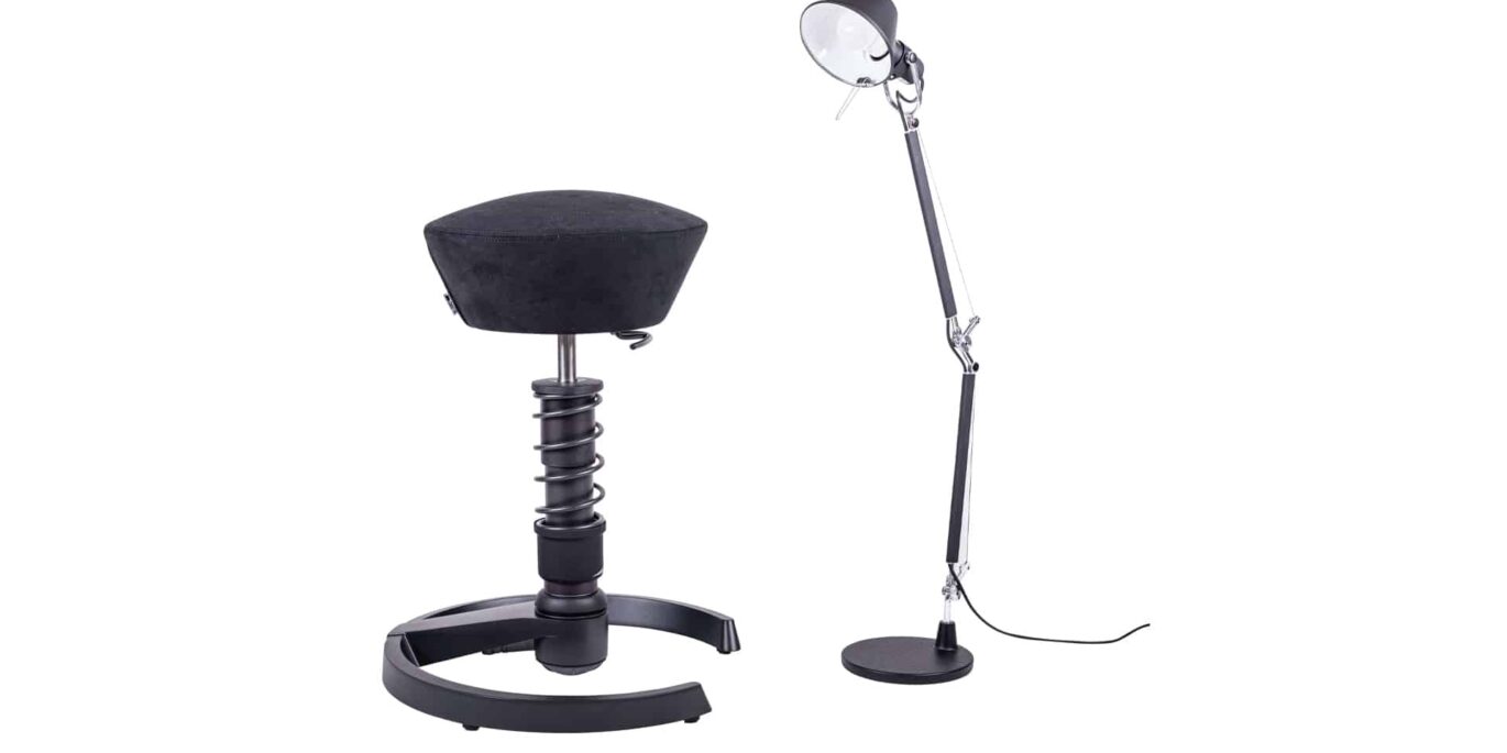 Swopper Hocker und Tolomeo Mini Tavolo Schreibtischlampe in der Black Edition
