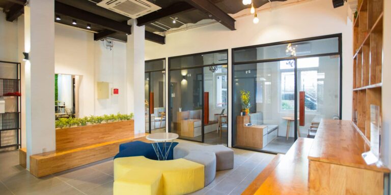 Einladend empfangen: Moderne Möbel für den perfekten Empfangsbereich – Schwadke Büroeinrichtungen Rosenheim