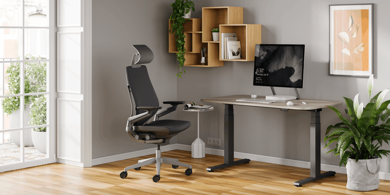 Moderner Arbeitsplatz mit ergonomischem Stuhl und höhenverstellbarem Schreibtisch – ideale Bürogestaltung fürs Homeoffice.