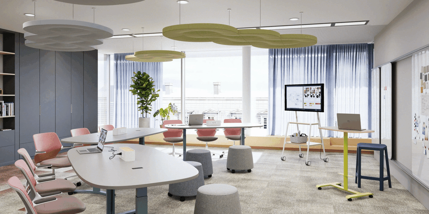 Ein modernes Büro mit flexiblen Tischen, mobilen Whiteboards und farbigen Stühlen zeigt, wie Büromöbel für Kreativteams Zusammenarbeit und Ideenfluss fördern.