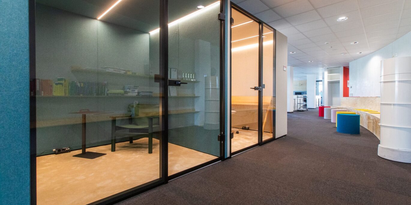 Moderne Arbeitsräume mit Glas-Meetingboxen – geschaffen für kreative Prozesse und Methoden wie Design Thinking.