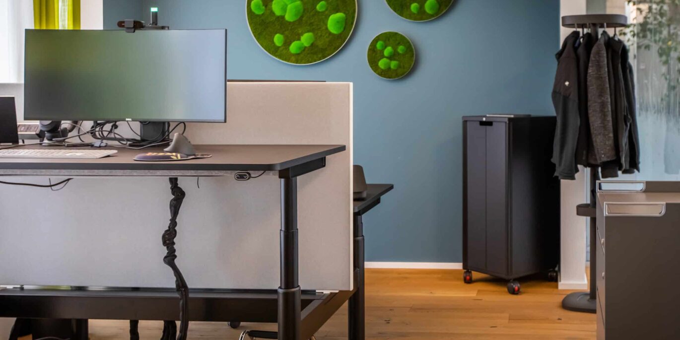 Moderner höhenverstellbarer Arbeitsplatz mit ergonomischem Design – ein Beispiel dafür, wie Work Better im Büroalltag umgesetzt wird.