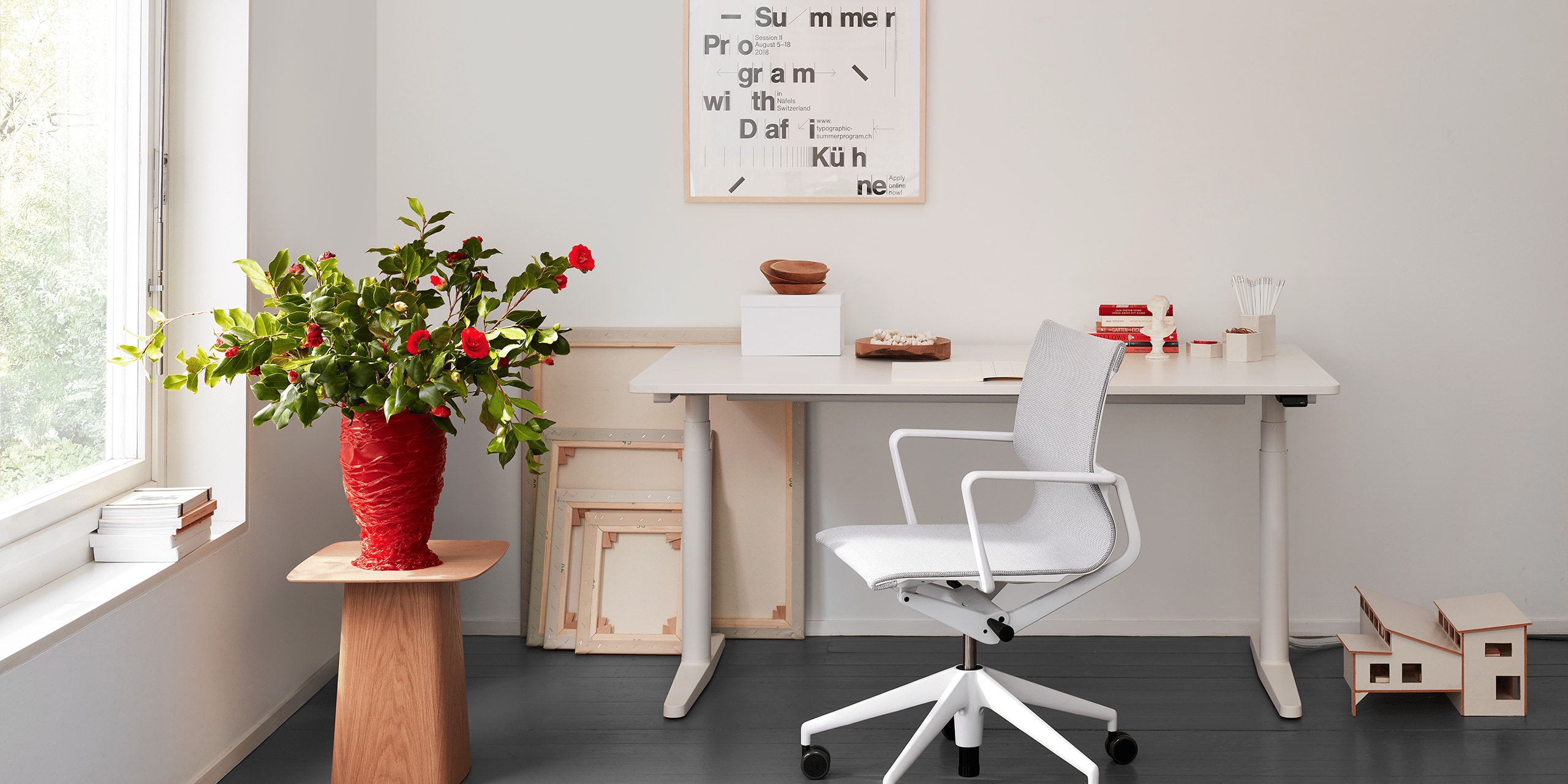 Minimalistisch eingerichtetes Homeoffice mit ergonomischem Stuhl und höhenverstellbarem Schreibtisch – ein Umfeld, das die 5 Warnsignale für ungesundes Arbeiten rechtzeitig erkennen lässt.