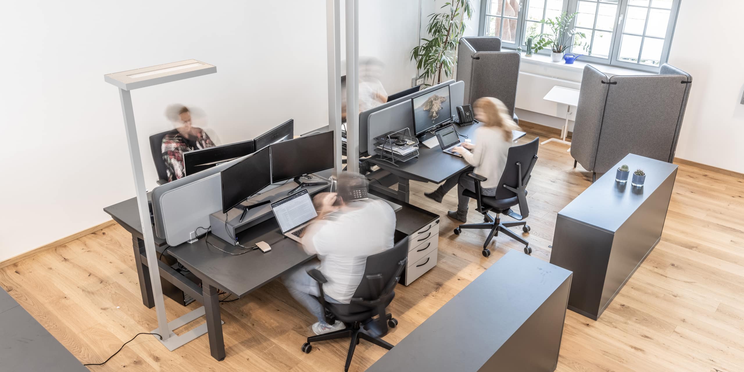 „Moderne Büroarbeitsplätze mit ergonomischem Design und flexiblen Strukturen – ein Raumkonzept, das Work-Life-Balance unterstützt.