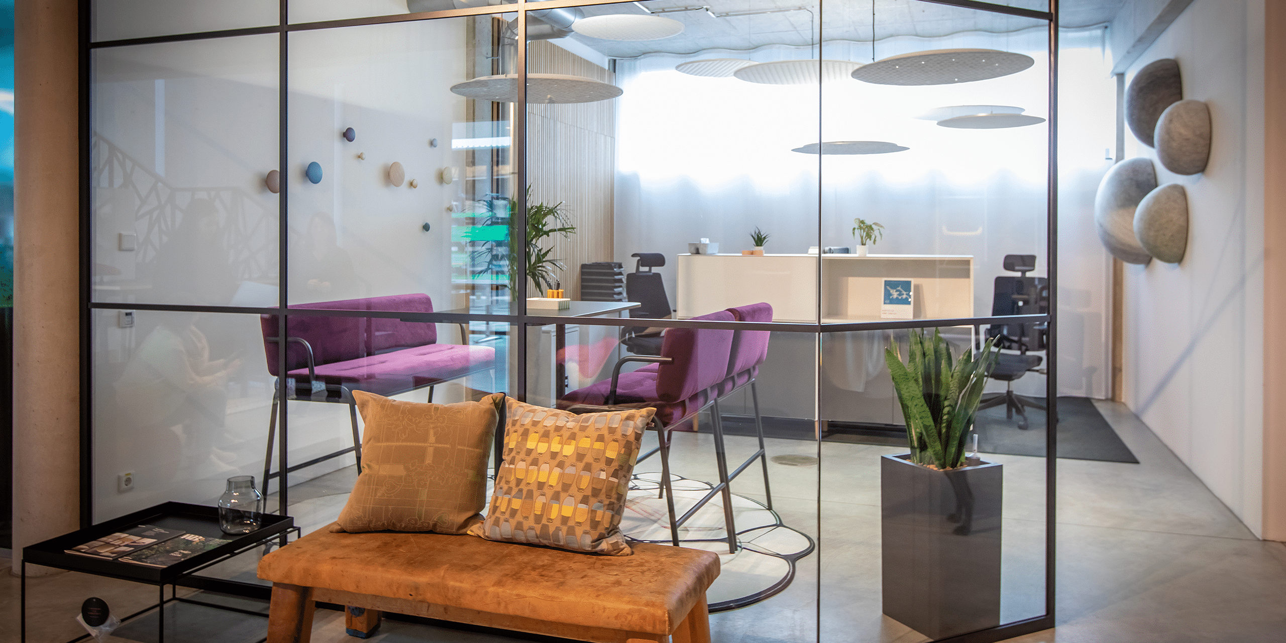 Workplace Wellbeing bei Schwadke - Moderne Arbeitsräume mit Glas-Meetingboxen