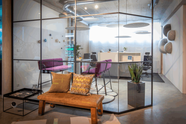 Workplace Wellness bei Schwadke – Moderne Arbeitsräume mit Glas-Meetingboxen Workplace Wellbeing bei Schwadke - Moderne Arbeitsräume mit Glas-Meetingboxen