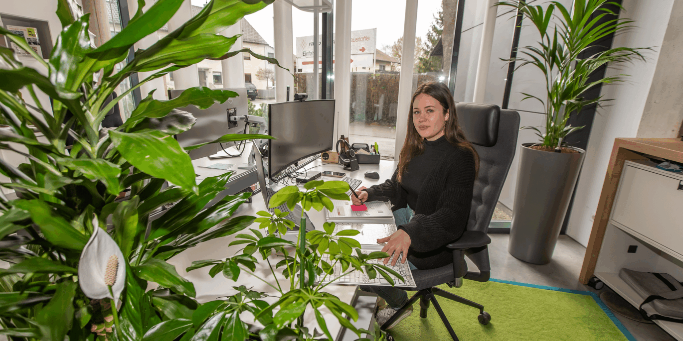 Barrierefreier Arbeitsplatz mit ergonomischem Stuhl, viel Tageslicht und Pflanzen – gestaltet