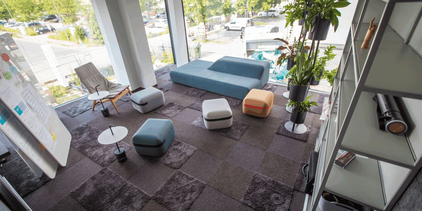 Moderne Meetingräume mit flexibler Möblierung und gemütlicher Atmosphäre – ideal für kreative Moderne Meetingräume mit flexibler Möblierung und gemütlicher Atmosphäre