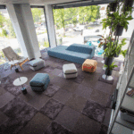 Moderne Meetingräume mit flexibler Möblierung und gemütlicher Atmosphäre