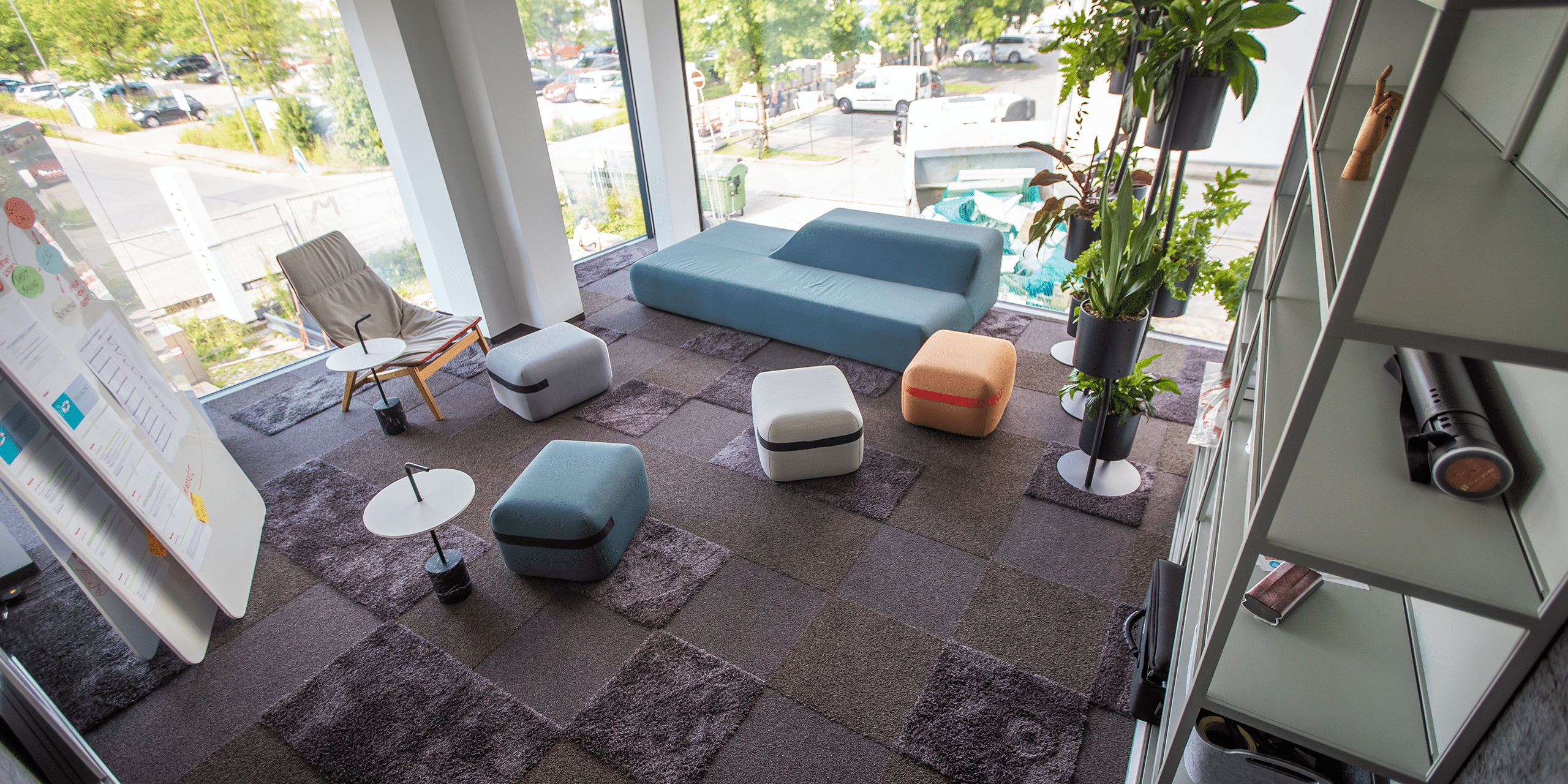 Moderne Meetingräume mit flexibler Möblierung und gemütlicher Atmosphäre