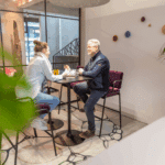 Modern gestalteter Büroraum, um Digital Detox möglich zu machen