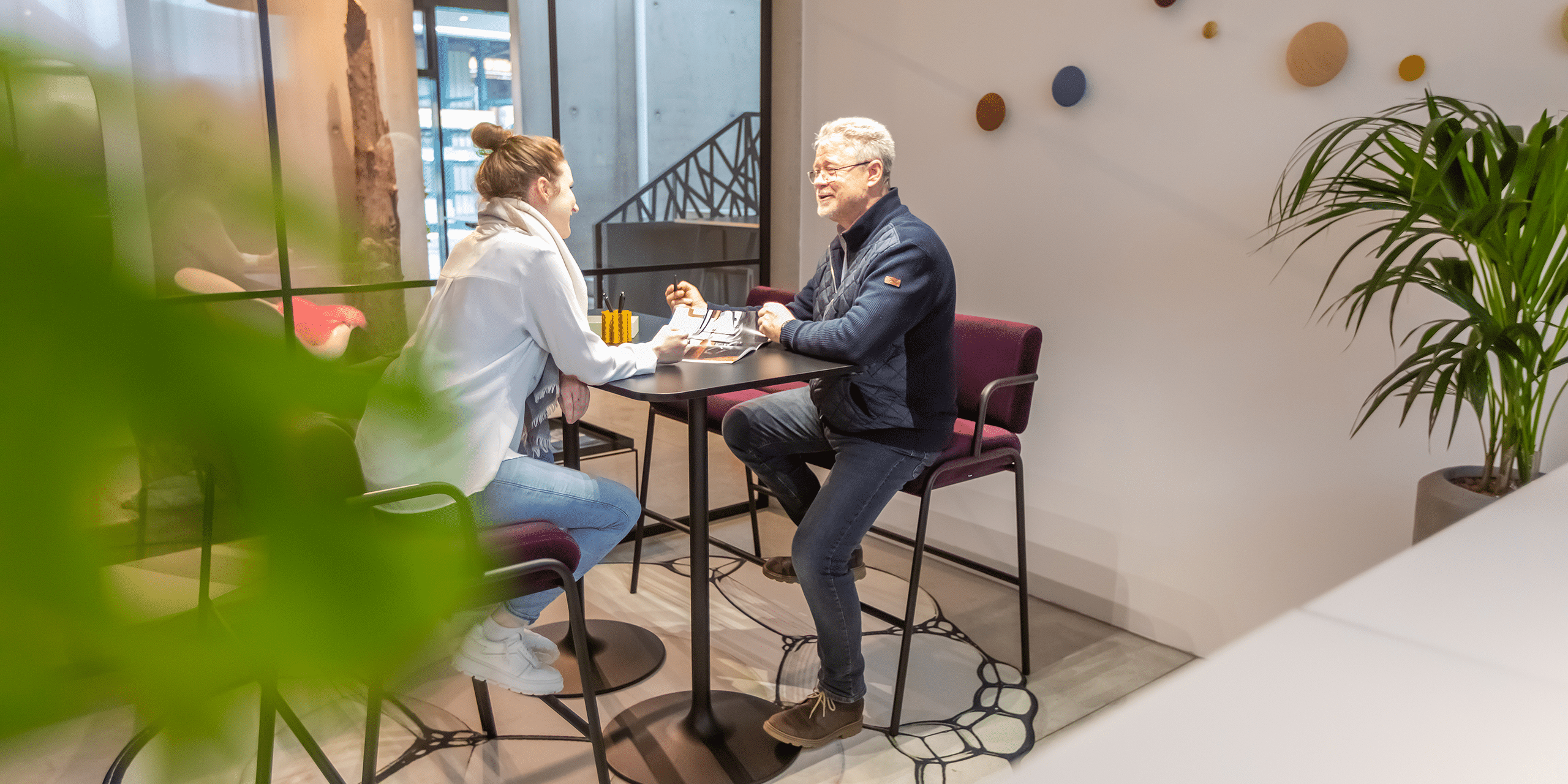 Digital Detox Titelbild Modern gestalteter Büroraum, um Digital Detox möglich zu machen