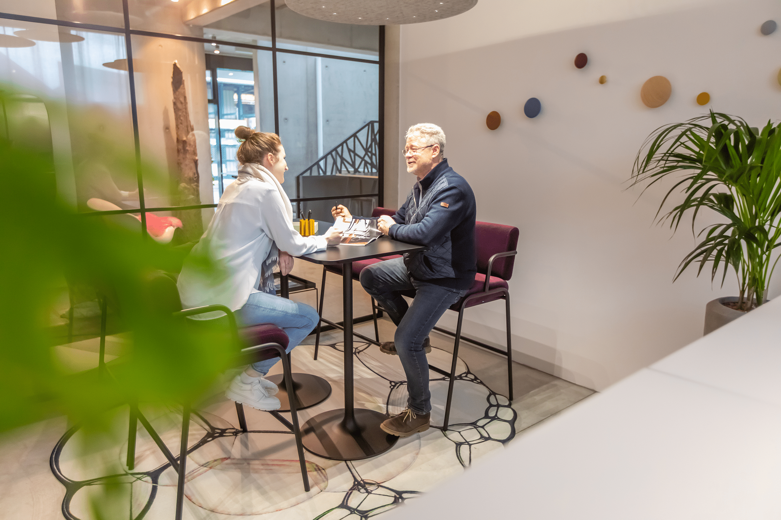 Modern gestalteter Büroraum, um Digital Detox möglich zu machen