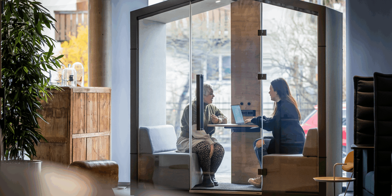 Moderne Bürogestaltung Zusammenarbeit mit Generationen Mix in moderner Bürogestaltung