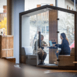 Zusammenarbeit mit Generationen Mix in moderner Bürogestaltung