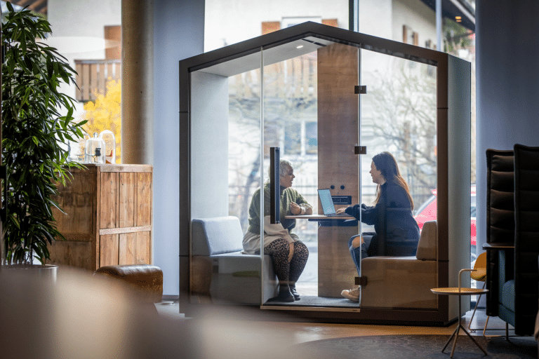 Moderne Bürogestaltung Zusammenarbeit mit Generationen Mix in moderner Bürogestaltung